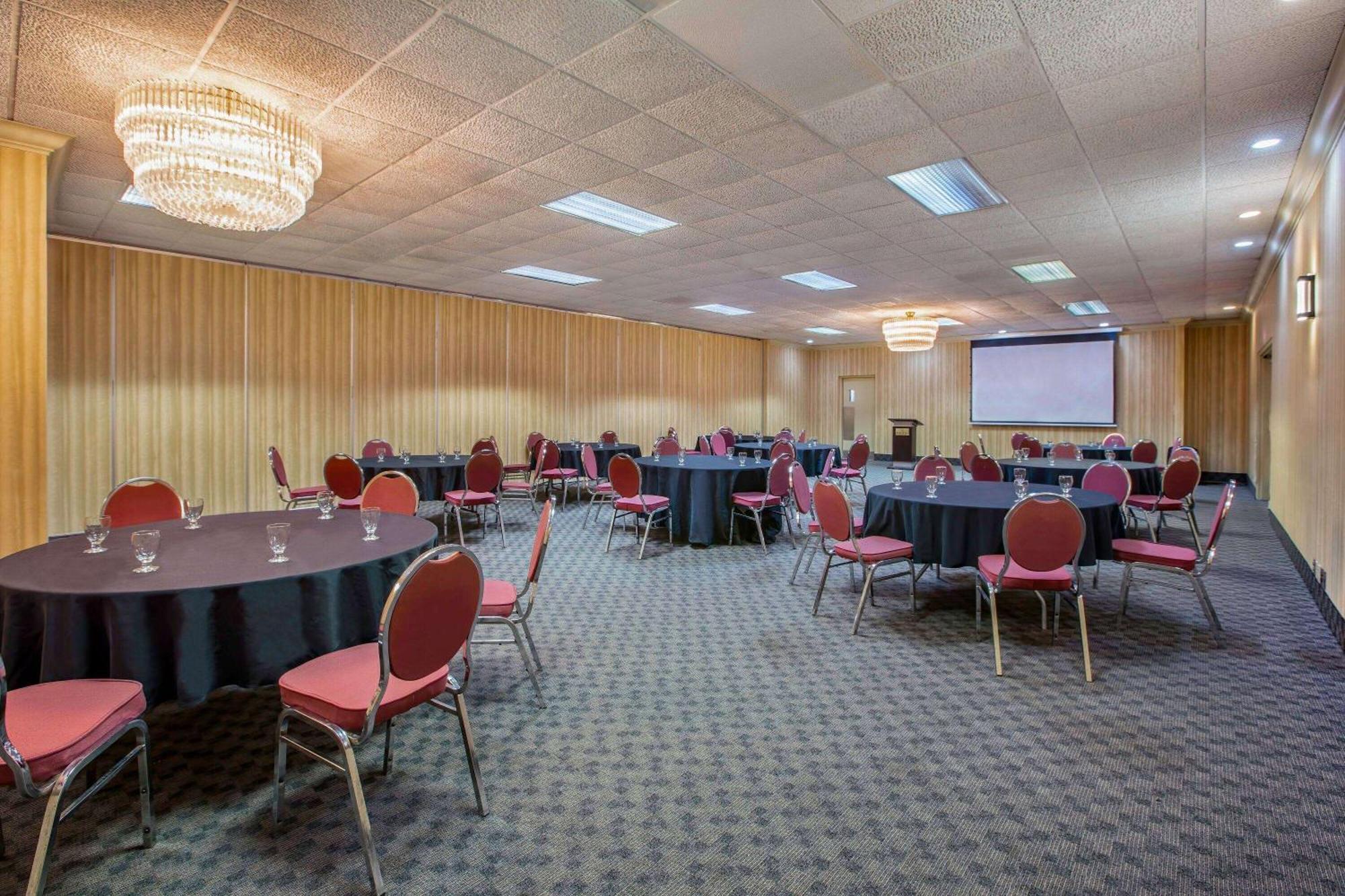 Days Inn By Wyndham Sudbury & Conference Centre Εξωτερικό φωτογραφία