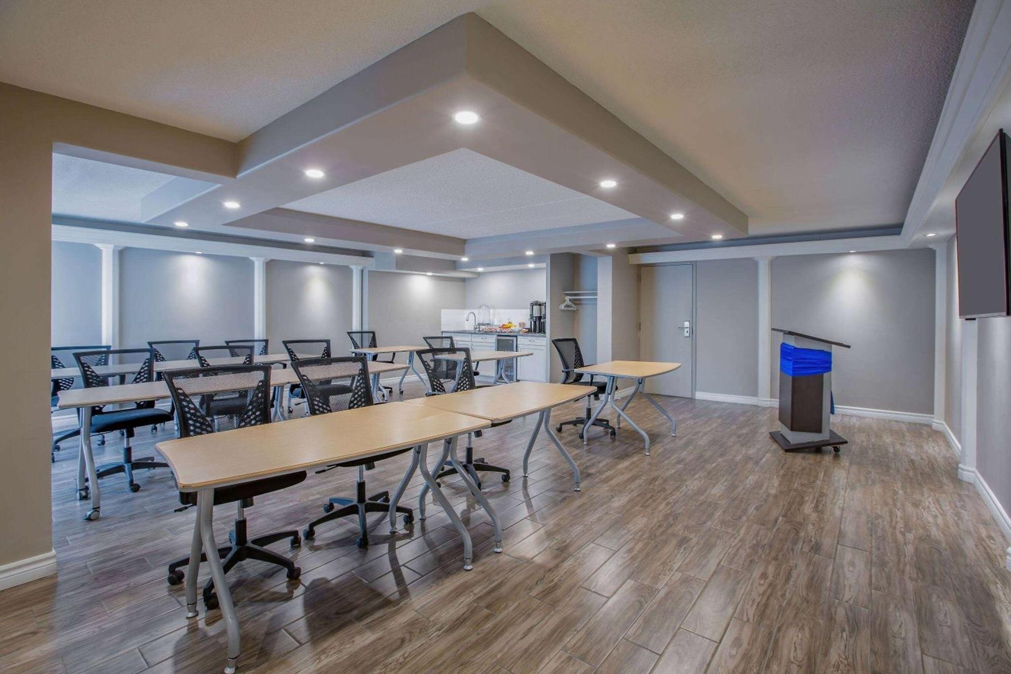 Days Inn By Wyndham Sudbury & Conference Centre Εξωτερικό φωτογραφία